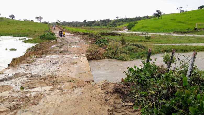 Em Sairé, uma barragem se rompeu após fortes chuvas. No Sertão, 55 municípios pernambucanos entram em situação de emergência devido à estiagem. Foto: Ascom-PMS