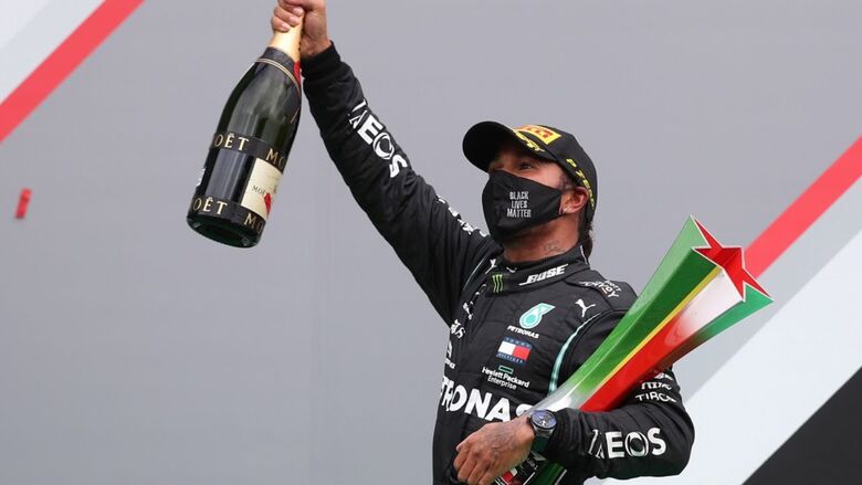 O britânico Lewis Hamilton, da Mercedes, superou o antigo recorde de 91 triunfos de Michael Schumacher na F1. Hamilton também participou de campanhas contra o racismo. José Sena Goulao/POOL/AFP