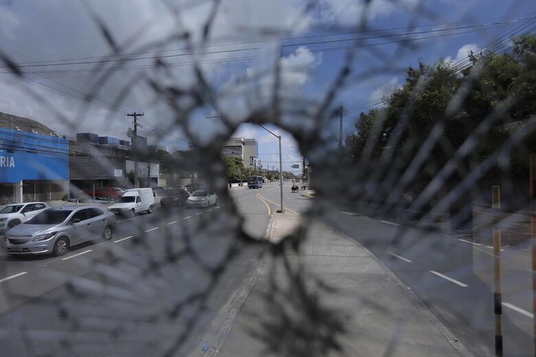 Diversos equipamentos públicos, como estações de BRTs e monumentos importantes da cidade, foram alvo de vandalismo. Foto: Alexandre Aroeira