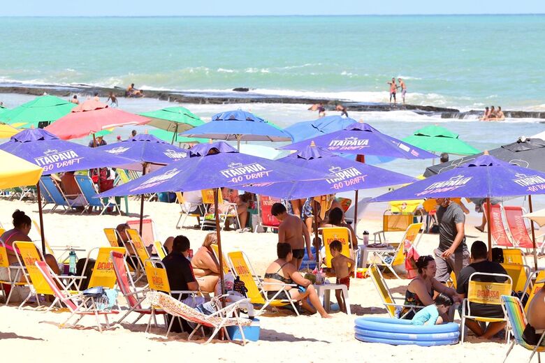 Movimentação na Praia de Boa Viagem Foto:Ed Machado/Folha de Pernambuco