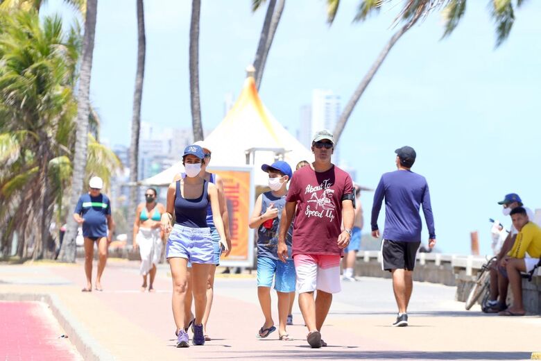 Movimentação na Praia de Boa Viagem Foto:Ed Machado/Folha de Pernambuco