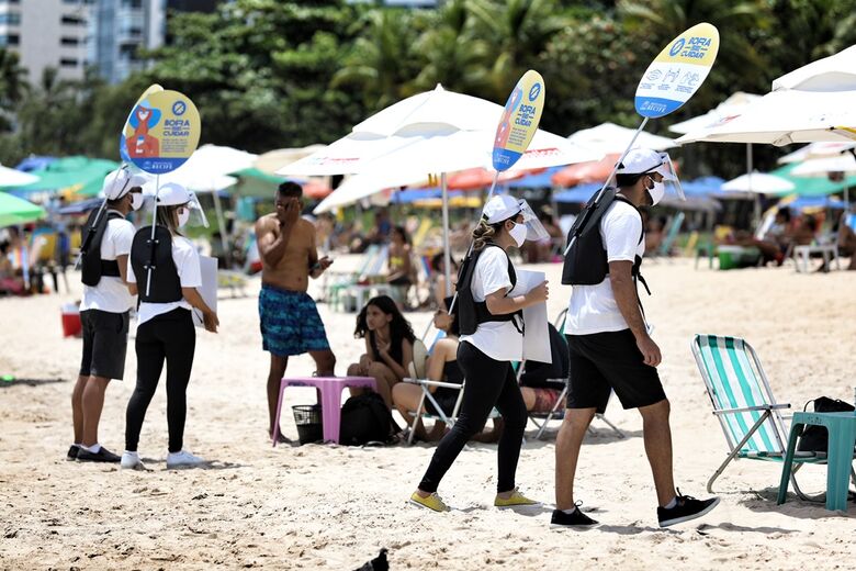 Ação de orientação nas praias do Recife - Foto: Marcos Pastich/divulgação/PCR