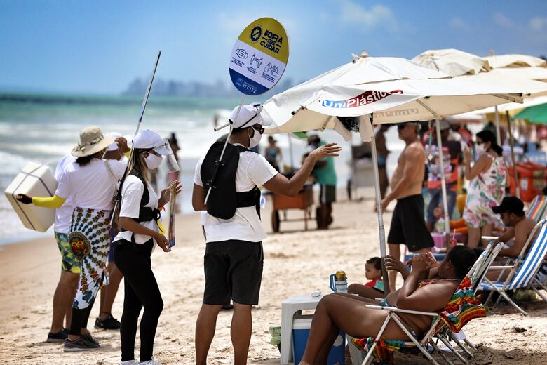 Ação de orientação nas praias do Recife - Foto: Marcos Pastich/divulgação/PCR
