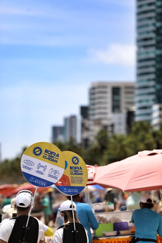 Ação de orientação nas praias do Recife - Foto: Marcos Pastich/divulgação/PCR