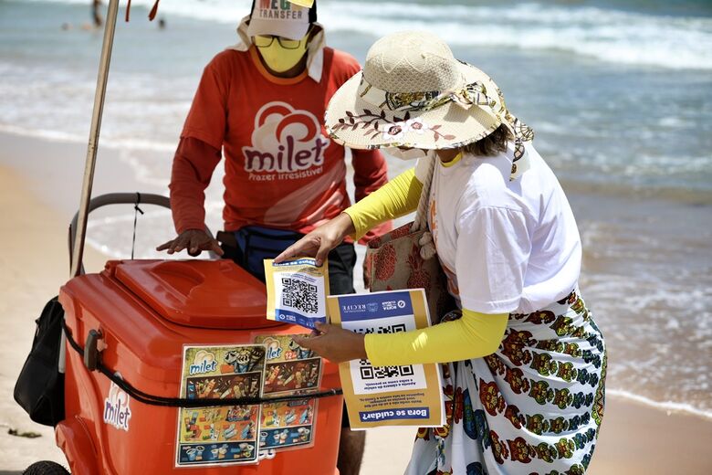 Ação de orientação nas praias do Recife - Foto: Marcos Pastich/divulgação/PCR