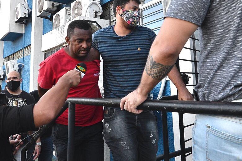 Companheiro chega ao DHPP - Foto: Rafael Furtado/Folha de Pernambuco