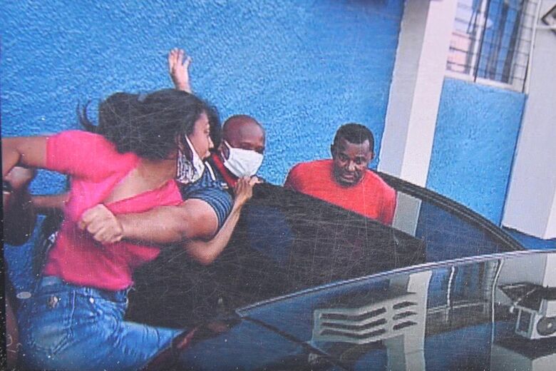 Companheiro chega ao DHPP - Foto: Rafael Furtado/Folha de Pernambuco