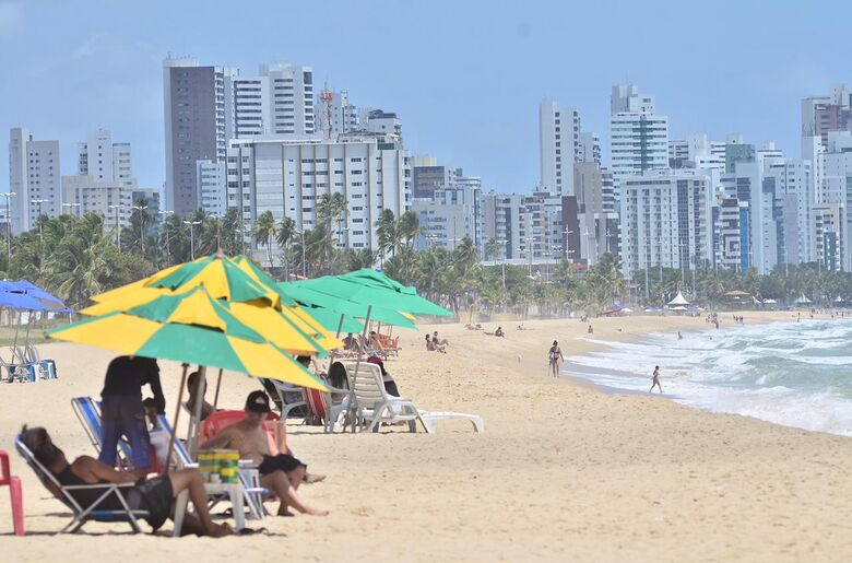 Movimentação na praia de Piedade, na altura da Igrejinha. A partir deste sábado, a fiscalização no local será intensificada, para evitar aglomerações. Foto: Arthur Mota