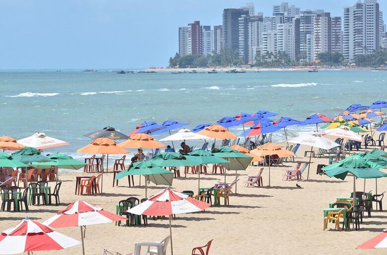 Movimentação na praia de Piedade, na altura da Igrejinha. A partir deste sábado, a fiscalização no local será intensificada, para evitar aglomerações. Foto: Arthur Mota