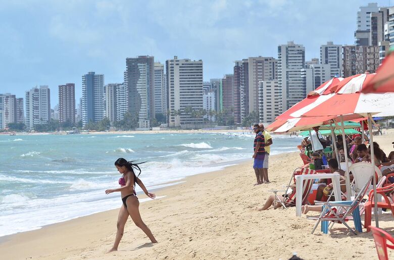 Movimentação na praia de Piedade, na altura da Igrejinha. A partir deste sábado, a fiscalização no local será intensificada, para evitar aglomerações. Foto: Arthur Mota