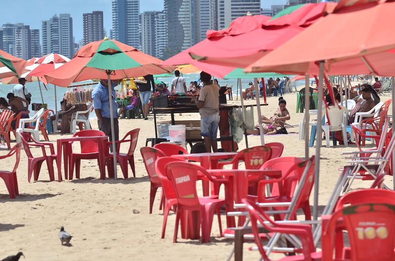 Movimentação na praia de Piedade, na altura da Igrejinha. A partir deste sábado, a fiscalização no local será intensificada, para evitar aglomerações. Foto: Arthur Mota