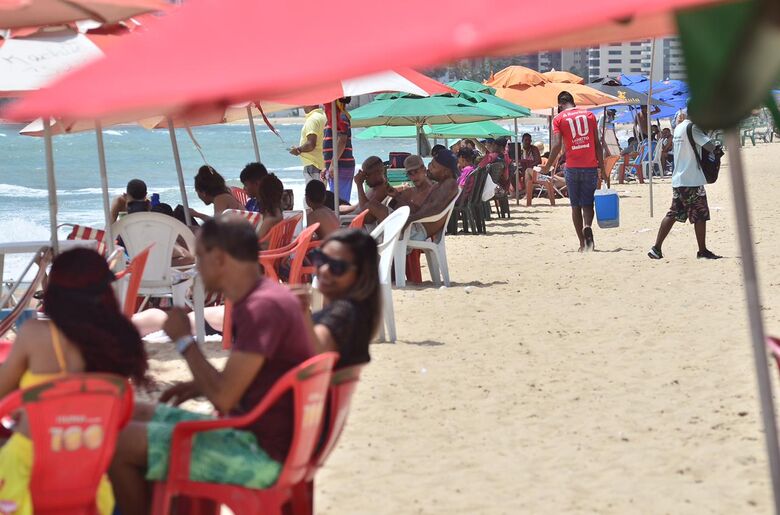 Movimentação na praia de Piedade, na altura da Igrejinha. A partir deste sábado, a fiscalização no local será intensificada, para evitar aglomerações. Foto: Arthur Mota