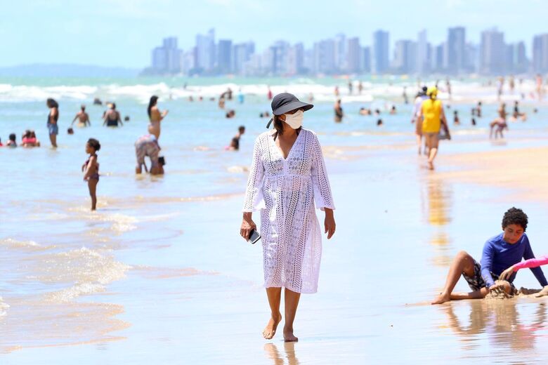 Praia de Boa Viagem neste domingo (17). Foto: Ed Machado/Folha de Pernambuco