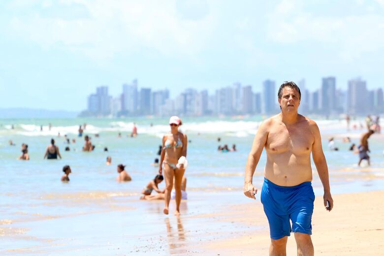 Praia de Boa Viagem neste domingo (17). Foto: Ed Machado/Folha de Pernambuco