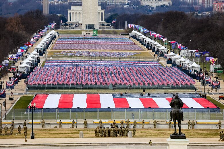 Bandeiras dos Estados Unidos na posse de Joe Biden (Foto: Tasos Katopodis/AFP)
