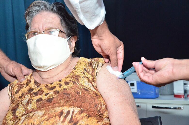 Vacinação contra Covid-19 de idosos a partir de 80 anos no Recife (Foto: Arthur Mota/Folha de Pernambuco)