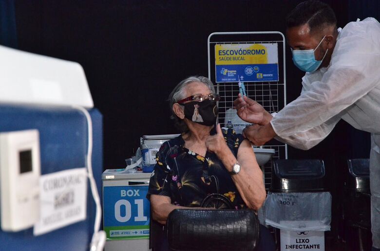 Vacinação contra Covid-19 de idosos a partir de 80 anos no Recife (Foto: Arthur Mota/Folha de Pernambuco)