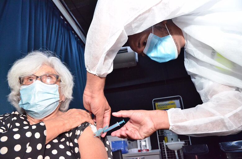 Vacinação contra Covid-19 de idosos a partir de 80 anos no Recife (Foto: Arthur Mota/Folha de Pernambuco)