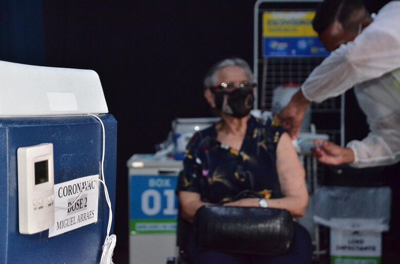 Vacinação contra Covid-19 de idosos a partir de 80 anos no Recife (Foto: Arthur Mota/Folha de Pernambuco)