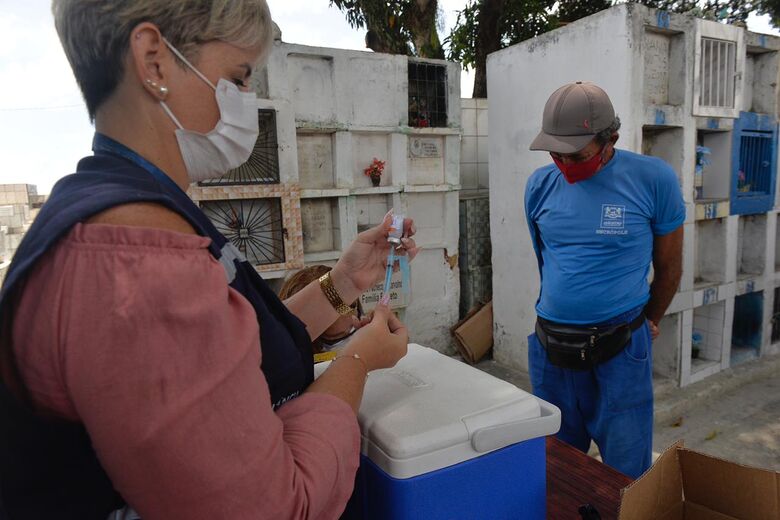 Vacinação contra Covid-19 em Jaboatão dos Guararapes, para agentes funerários e coveiros Foto: Rafael Furtado/ Folha de Pernambuco