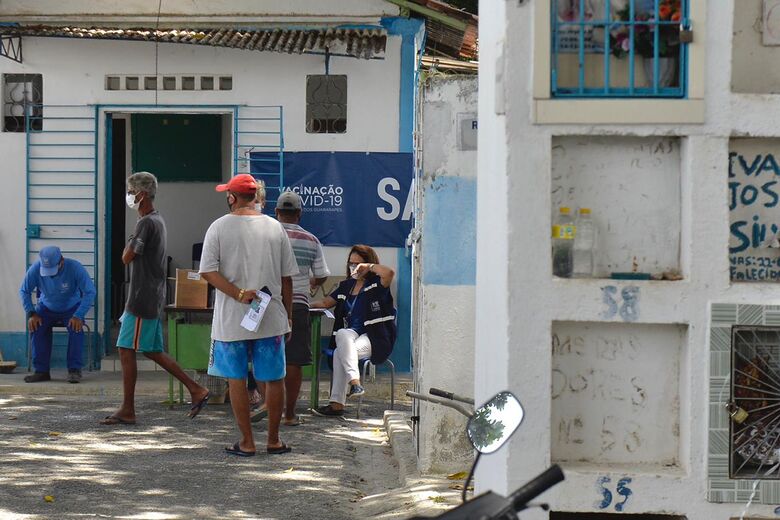 Vacinação contra Covid-19 em Jaboatão dos Guararapes, para agentes funerários e coveiros Foto: Rafael Furtado/ Folha de Pernambuco