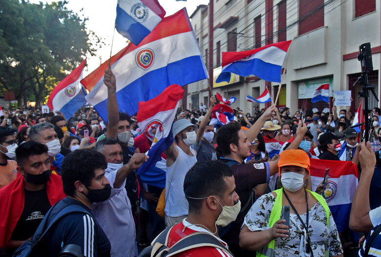 Protesto contra a corrupção e carências no sistema de saúde, exigindo a renúncia do presidente paraguaio Mario Abdo Benitez. Foto: Norberto Duarte / AFP