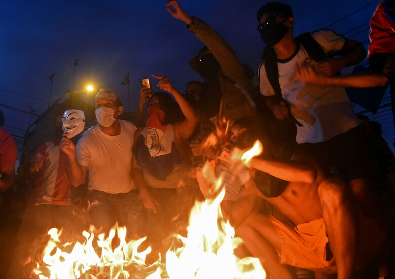 Protesto contra a corrupção e carências no sistema de saúde, exigindo a renúncia do presidente paraguaio Mario Abdo Benitez. Foto: Norberto Duarte / AFP