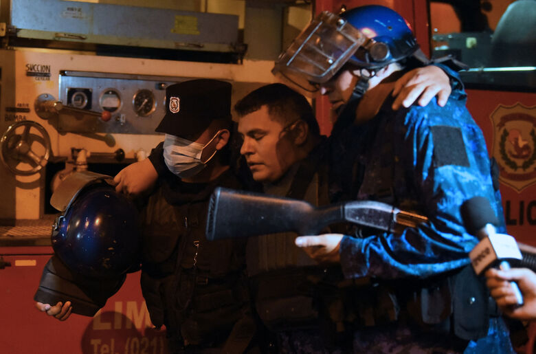 Protesto contra a corrupção e carências no sistema de saúde, exigindo a renúncia do presidente paraguaio Mario Abdo Benitez. Foto: Norberto Duarte / AFP