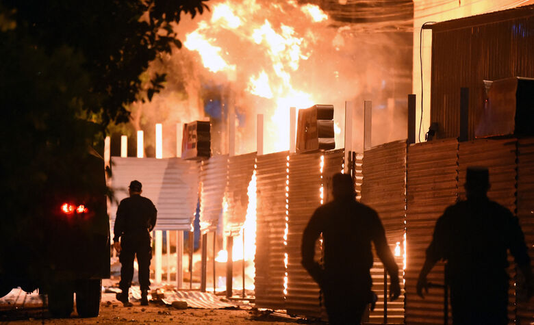 Protesto contra a corrupção e carências no sistema de saúde, exigindo a renúncia do presidente paraguaio Mario Abdo Benitez. Foto: Norberto Duarte / AFP