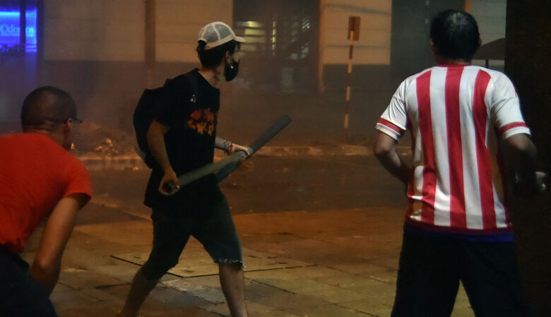 Protesto contra a corrupção e carências no sistema de saúde, exigindo a renúncia do presidente paraguaio Mario Abdo Benitez. Foto: Norberto Duarte / AFP