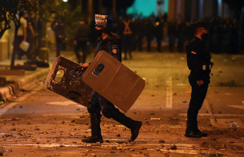 Protesto contra a corrupção e carências no sistema de saúde, exigindo a renúncia do presidente paraguaio Mario Abdo Benitez. Foto: Norberto Duarte / AFP