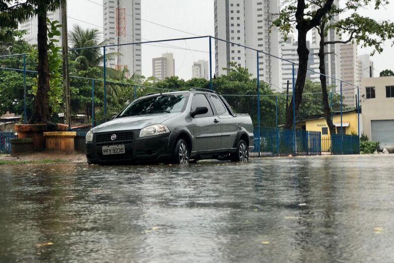 Chuva no Rosarinho (Foto: Alfeu Tavares/Folha de Pernambuco)