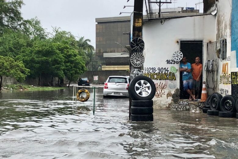 Alagamento na av. Agamenon Magalhães (Foto: Alfeu Tavares/Folha de Pernambuco)