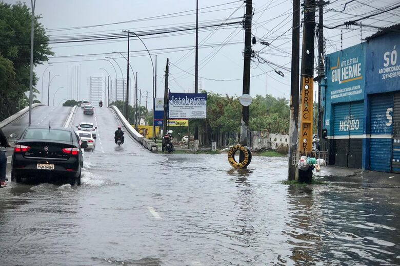 Alagamento na av. Agamenon Magalhães (Foto: Alfeu Tavares/Folha de Pernambuco)