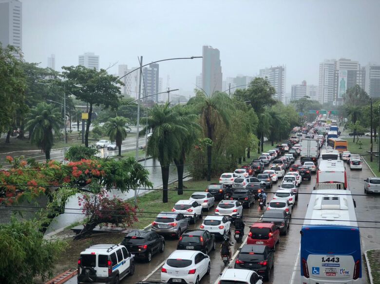 Alagamento na av. Agamenon Magalhães (Foto: Alfeu Tavares/Folha de Pernambuco)