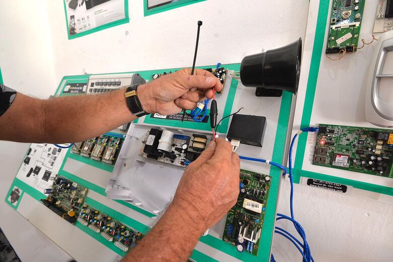 Painel eletrônico para ajudar nos estudos do espaço - Foto: Rafael Furtado/Folha de Pernambuco