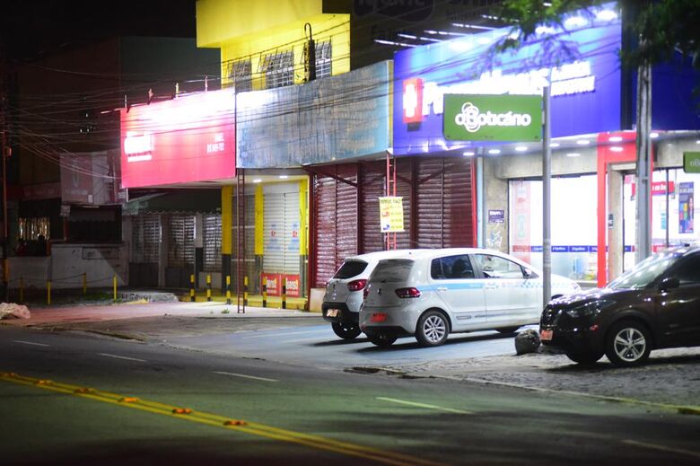 Em Olinda, apenas os comércios essenciais, como farmácias, ficaram abertos