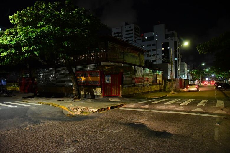 Bares e restaurantes da orla de Olinda fecharam mais cedo, cumprindo o decreto