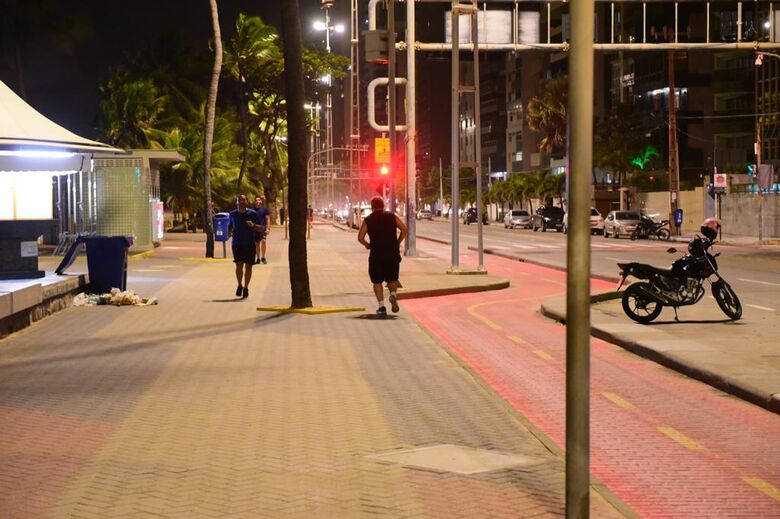 No calçadão, poucas pessoas se exercitavam após as 20h