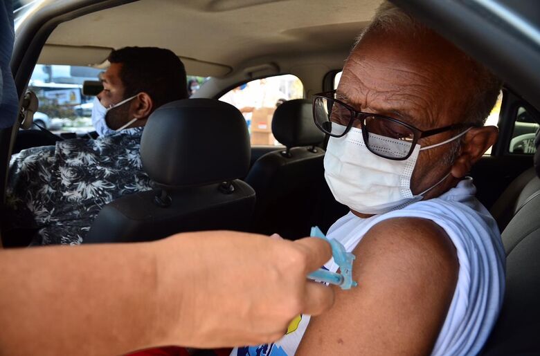 Vacinação para idosos a partir de 75 anos em Paulista Foto: Arthur Mota/Folha de Pernambuco