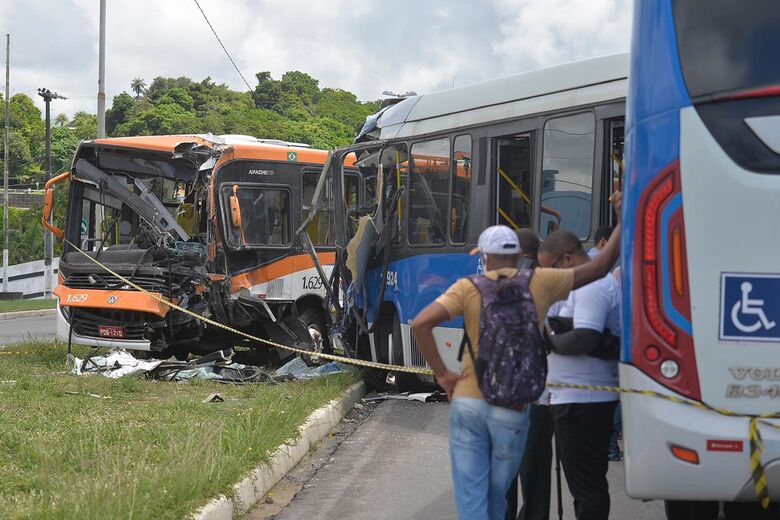 Acidente na PE-15 entre um ônibus e um BRT (Foto: Rafael Furtado/Folha de Pernambuco)