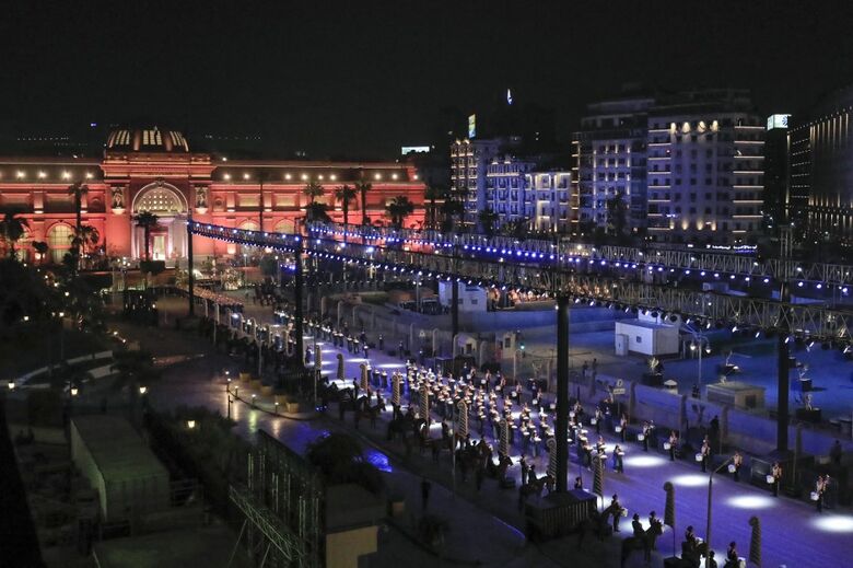 Chamado de Parada Dourada dos Faraós, os 18 reis e quatro rainhas viajarão em ordem, os mais antigos primeiro, cada um a bordo de um carro alegórico separado decorado em estilo egípcio antigo.