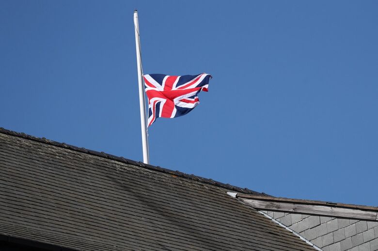 Bandeira do Reino Unido a meio mastro (Foto: Scott Heppell/AFP)