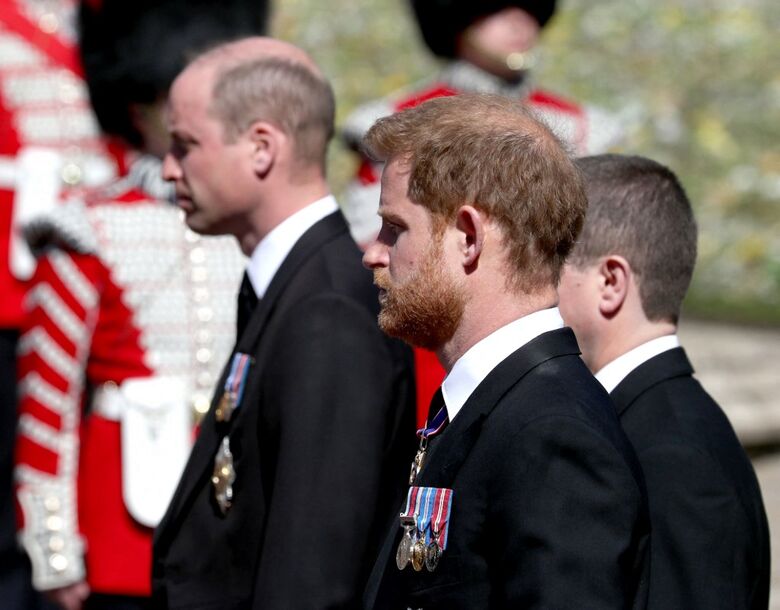 Príncipes William e Harry no funeral do avô, o príncipe Philip, na Inglaterra (Foto: Gareth Fuller/POOL/AFP)