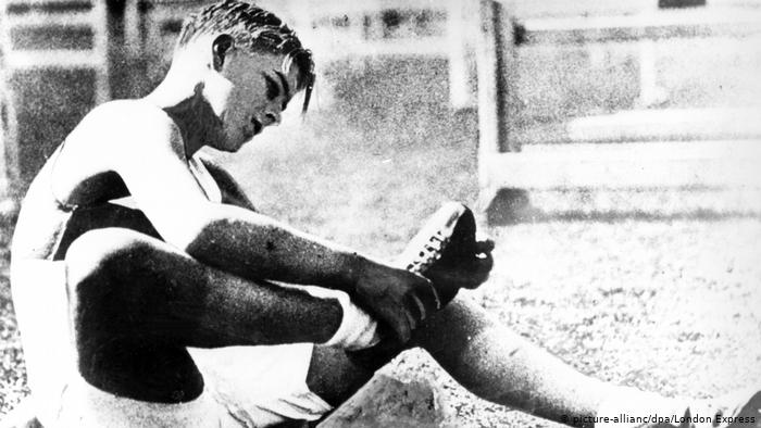 Desde seu nascimento, em 10 de junho de 1921, em Corfu, Philip detém títulos reais. Filho único do príncipe André da Grécia e da princesa Alice de Battenberg, ele nasceu príncipe da Grécia e da Dinamarca — títulos que renunciaria ao se casar com a princes