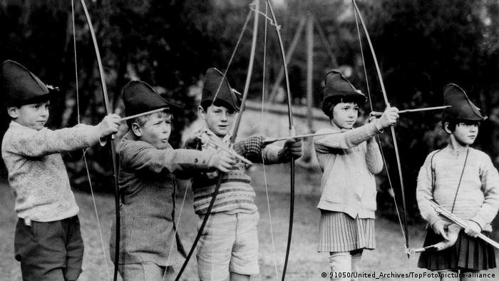 Em sua infância, Philip passou por algumas dificuldades. Sua mãe, Alice de Battenberg, foi diagnostica com es escrisofenia, sendo internada em um asilo. Dessa maneira, ele só chegou a ver sua mãe novamente após a idade adulta. Com vida itinerante, chegou