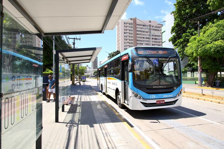 Av. Conde da Boa Vista com pouca movimentação neste feriado. Foto: Ed Machado/Folha de Pernambuco