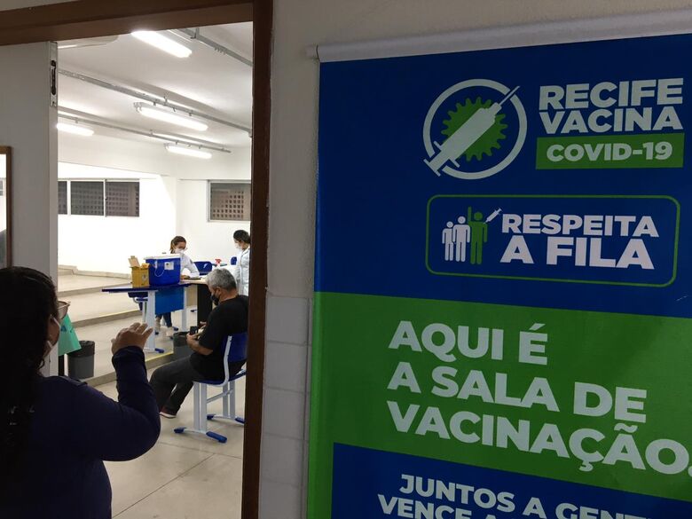 Vacinação contra Covid-19 na UFRPE neste Sábado de Aleluia. Foto: Arthur Mota/Folha de Pernambuco