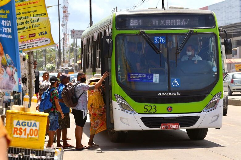 Movimentação nas periferias do Recife e de Olinda neste domingo (4). Foto: Ed Machado/Folha de Pernambuco