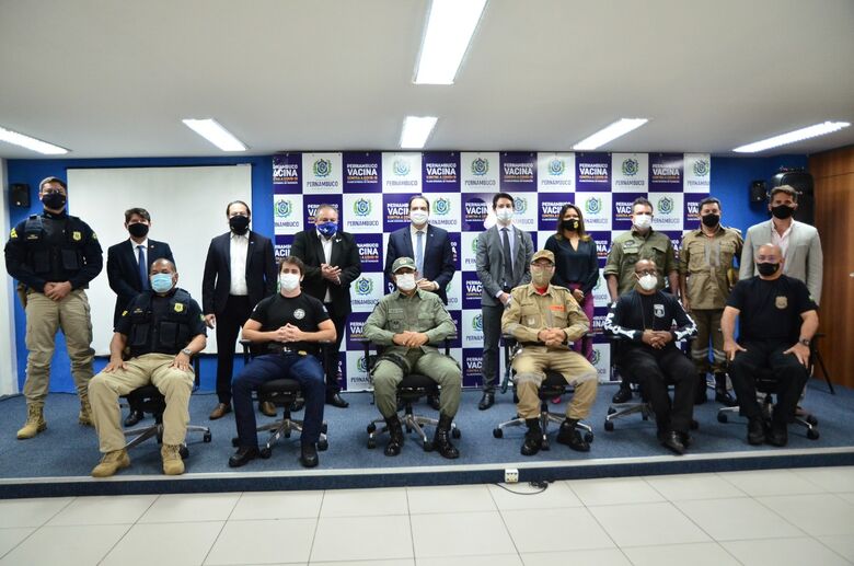 Vacinação de agentes de segurança, na sede da SDS | Foto: Paullo Allmeida/Folha de Pernambuco